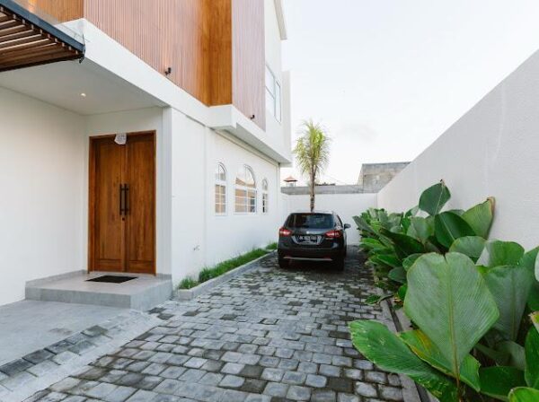 For Sale – Modern 3-Bedroom Villa Steps from Cemagi Beach - House Renting